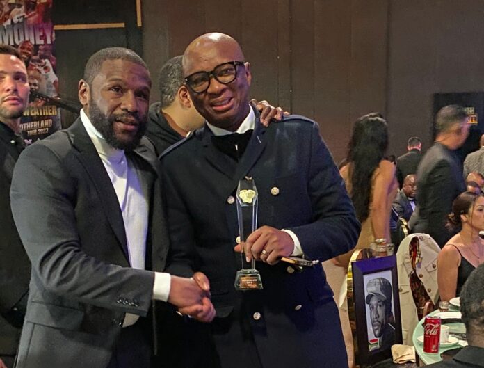 South Africa's Minister of Sports, Arts and Culture, Zizi Kodwa (right), lauded American boxing legend Floyd Mayweather (left) for keeping SA's rich boxing heritage alive.