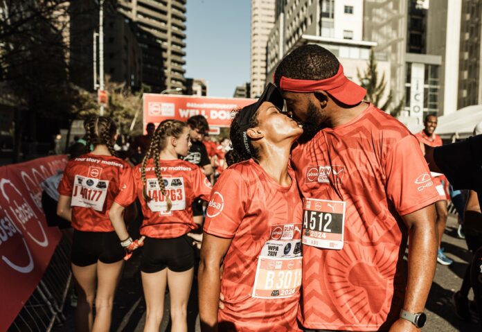 Loved up couple kiss after crossing the Absa Run Your City finish line