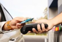 February’s petrol & diesel drop: save up to R70 on your next tank Motorist making a contactless card payment at a petrol station with fuel pumps in the background.