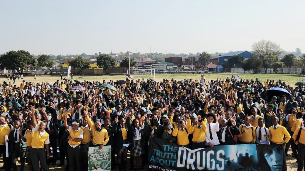 Large crowd of Hoërskool Elsburg learners at Pastor Kabelo sobriety prayer.