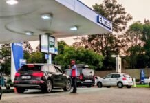Fuel crisis hits SA cities — but some areas remain calm A fuel attendant assists motorists at an Engen petrol station on Witkoppen Road in Fourways, Johannesburg, at sunset.