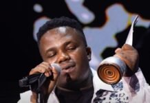 Song of the year 2026: How ‘Uyoncengwa Unyoko’ owned the Metros Umafikizolo (Khethukuthula Mhlongo) singing into a microphone and holding a silver trophy on stage at the Metro FM Awards 2026.