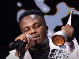 Song of the year 2026: How ‘Uyoncengwa Unyoko’ owned the Metros Umafikizolo (Khethukuthula Mhlongo) singing into a microphone and holding a silver trophy on stage at the Metro FM Awards 2026.