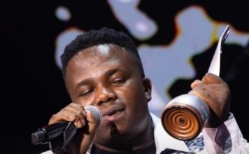 Song of the year 2026: How ‘Uyoncengwa Unyoko’ owned the Metros Umafikizolo (Khethukuthula Mhlongo) singing into a microphone and holding a silver trophy on stage at the Metro FM Awards 2026.