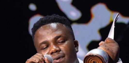 Song of the year 2026: How ‘Uyoncengwa Unyoko’ owned the Metros Umafikizolo (Khethukuthula Mhlongo) singing into a microphone and holding a silver trophy on stage at the Metro FM Awards 2026.