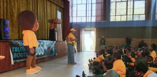 Social Development’s KeMo the mascot tells Leondale learners: Lead your future, reject drugs KeMo mascot addresses Grade 7 and 8 learners during a drug awareness session at Leondale Hoërskool.