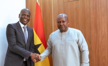 South Africa defeats Ghana’s AU bid to “single out and isolate” the country Ronald Lamola shakes hands with Ghana President John Mahama during a meeting in Accra, with Ghana's national flag behind them.