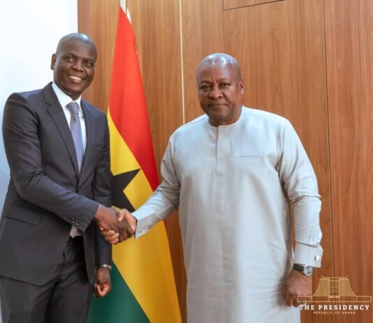 South Africa defeats Ghana’s AU bid to “single out and isolate” the country Ronald Lamola shakes hands with Ghana President John Mahama during a meeting in Accra, with Ghana's national flag behind them.