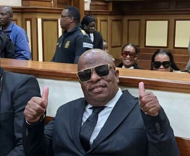 Oupa "Bafana" Sindane giving a double thumbs-up in court.