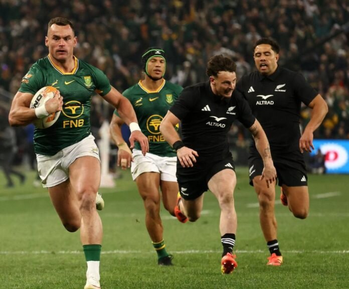 Jesse Kriel scores for the Springboks against the All Blacks at FNB Stadium